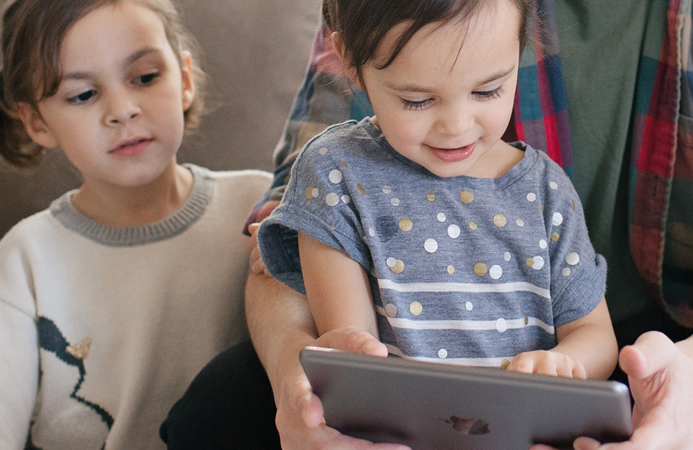 children using tablet